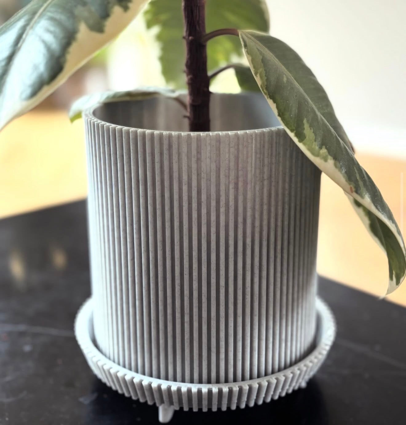Potteskjuler i rillet design med ben
